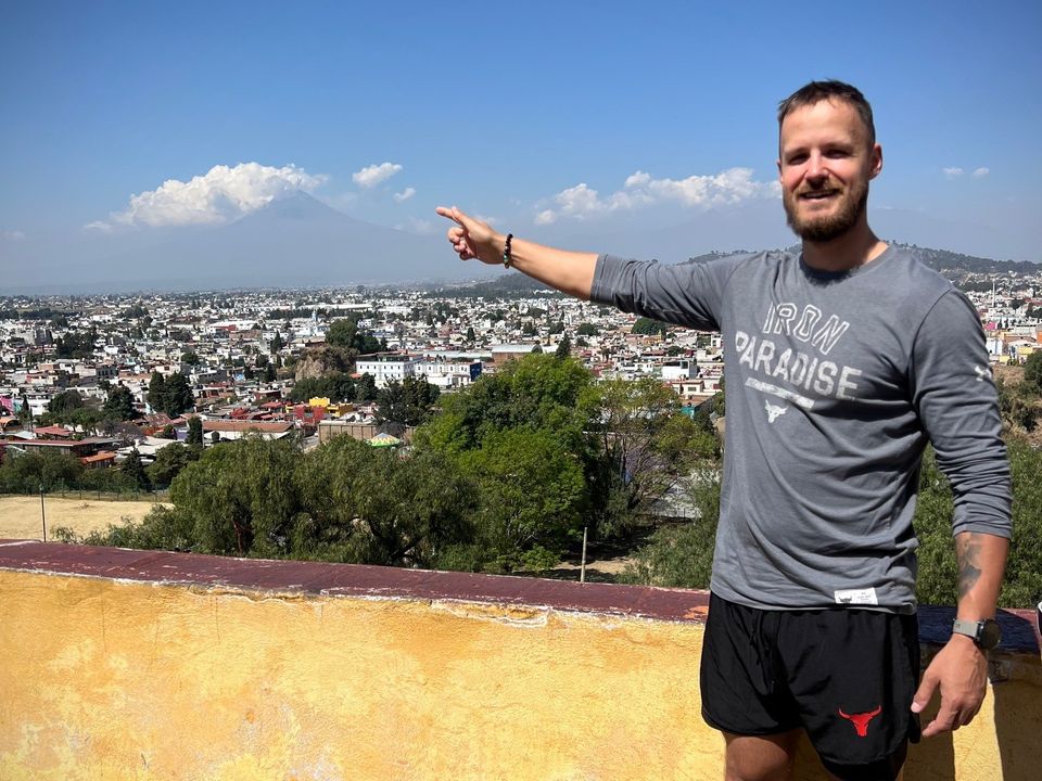 Lukáš Rucký ukazuje na sopku Popocatépetl v Mexiku